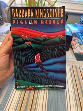 Barbara Kingsolver — Pigs in Heaven (Colorful Illustrated Cover)